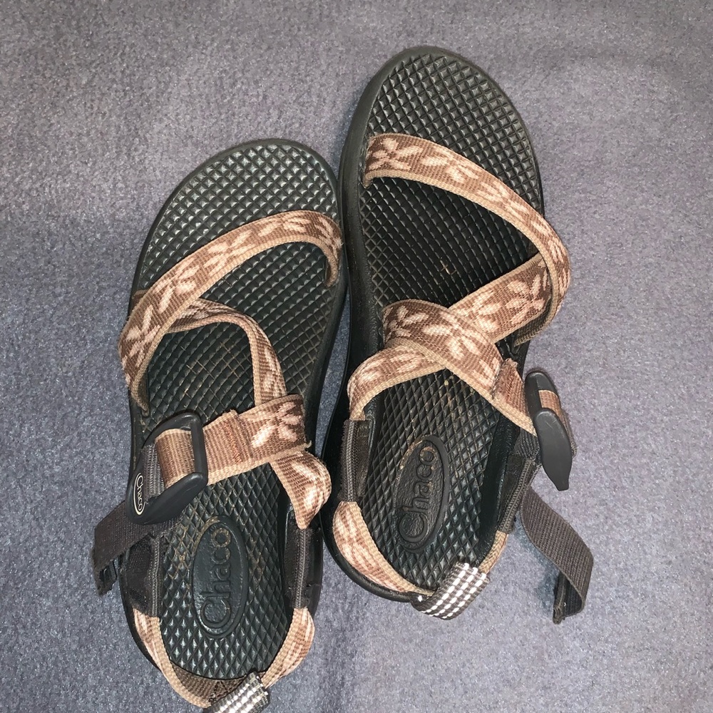 Brown and tan kids chacos